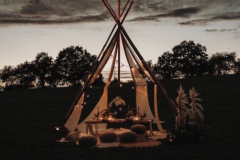 Eine modern urbane Hochzeit im Naked Tipi Zelt ganz im Zeichen von Bali. Diese Festival Hochzeit läßt jedes Brautherz höher schlagen. Ein Brautkleid aus Spitze, eine Fahrt auf der Vespa, gemütliche Chill Out Areas für die Hochzeitsgäste, Lounge Table laden zum geselligen Beisammensein ein, und eine freie Trauung mit illuminiertem Traubogen. Die anschließende Party dieser Gartenhochzeit wird unter einer Blumenwolke aus beleuchtetem Pampasgras gefeiert. Foto: Viktoria Press Fotografie #FreiAnker # Cafe Bar, Ferris Wheel, Bali, Fair Grounds, Travel