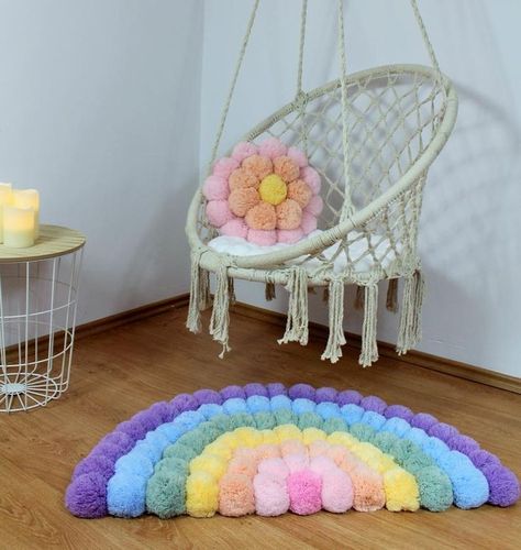 Pastel Rainbow Nursery, Pompon Diy, Pom Pom Rug, Diy Pom Pom, Rainbow Rug, Rainbow Room, Diy Yarn Crafts, Pom Pom Crafts, Nursery Rug