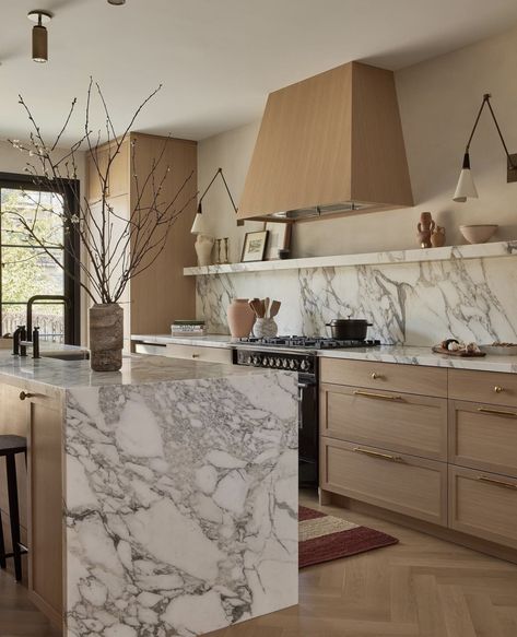 Natural Stone Countertops, Classic Kitchen, Kitchen Marble, Stone Countertops, Wood Kitchen, Marble Countertops, Small Living Room, Kitchen Countertops, 인테리어 디자인