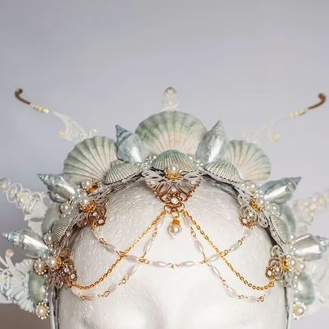 Janina Gold | Costume Design on Instagram: "My first mermaid-themed crown has received such positive feedback, and I'm over the moon! 🧜‍♀️✨  It was sold in no time, and even the reel blew up by my standards. Thank you so much for your support!   I'm excited to create more like this in the future. Which colors would you love to see next? Comment below! 👇🎨  #JaninaGoldArt #MermaidCrown #MermaidCore #FantasyFashion #ShellCrown #HeadpieceDesign" Merman Crown, Siren Character, Siren Crown, Sea Crown, Mermaid Headpiece, Shell Crowns, Props Ideas, Professional Mermaid, Mermaid Stuff