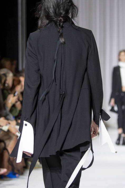 Ann Demeulemeester 90s, All Black Fashion, Innovative Fashion, Ann Demeulemeester, All Black Outfit, Black White Fashion, Dark Fashion, Spring 2017, White Fashion