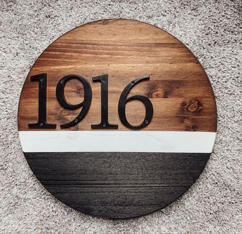 Wood House Number Sign Diy, Rustic House Number Ideas, Round House Number Sign, Diy House Number Sign, Diy Address Sign, Rustic House Numbers, House Numbers Diy, Circle House, House Remodeling