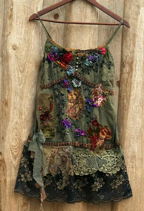 Vetement Hippie Chic, Look Hippie Chic, Boho Mode, Estilo Hippie, Altered Couture, Grunge Look, Moda Vintage, Mode Inspo, Vintage Textiles