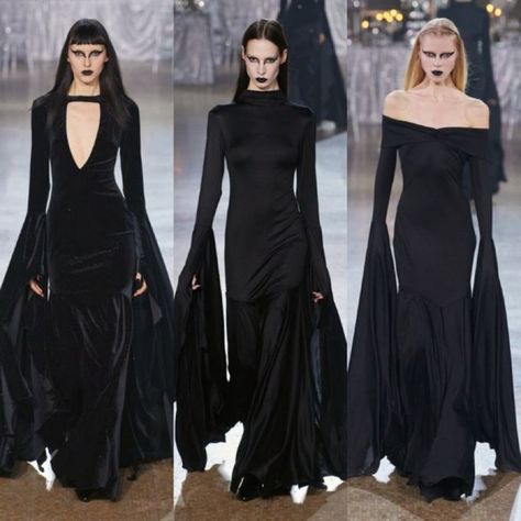 Vampire Core Outfits, Black Runway Dress, Goth Gown, Gown Aesthetic, Goth Outfit Inspo, Black Runway, Goth Outfit Ideas, Vampire Clothes, Fashion 80s