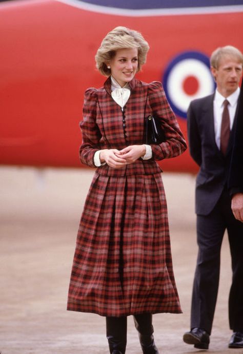 Diana added a white-bibbed blouse and black boots to her long-sleeved, calf-length dress. Kate Middleton Dress, Princess Diana Fashion, Princess Diana Pictures, Princes Diana, Diana Fashion, Calf Length Dress, Lady Diana Spencer, Diana Spencer, Princesa Diana