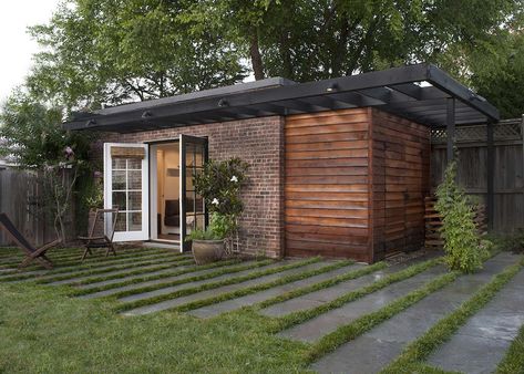 Outbuilding of the Week: Guest Cabana by Fowlkes Studio in Washington, D.C. Brick Shed Ideas, Brick Shed, Yard Office, Garden Cabins, Backyard Studio, Backyard Shed, Backyard Retreat, Garden Studio, Garden Buildings