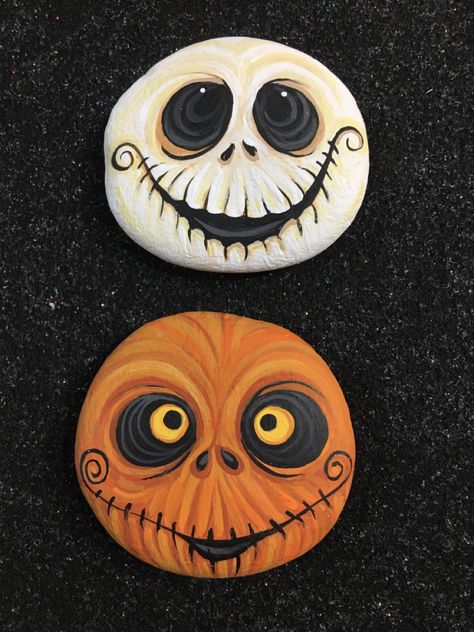 Painted Rocks On Wood, Painting Halloween Rocks, Pumpkin Rock Painting Ideas, Painted Rocks Halloween Ideas, Painted Gourds Ideas Halloween, Painting River Rocks, Painted Rocks Halloween, Halloween Painted Rocks Ideas Easy, Rock Painting Halloween Pumpkins