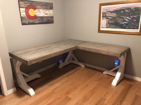 DIY computer desk ideas - do you want to make your own computer desk for your room or dorm? This is 21 list of DIY computer desk ideas with plans for your guide! Gaming Desk Diy, Homemade Desk, Built In Computer Desk, Computer Desk Plans, Wooden Desks, Diy Corner Desk, Den Design, Pallet Desk, Diy Computer Desk