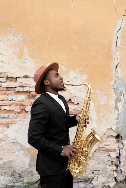 Free photo medium shot man with suit pla... | Free Photo #Freepik #freephoto #jazz-music #jazz #saxophone #instruments Saxophone Senior Picture Ideas, Saxophone Photoshoot, Musician Photoshoot Ideas, Man With Suit, Saxophone Aesthetic, Musician Photoshoot, Musician Photos, Boy Senior Portraits, Playing Saxophone