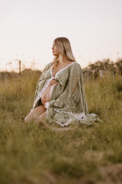 Bush maternity photoshoot Maternity Shoot Inspo Outdoors, Maternity Shoot In Garden, Grassy Maternity Photoshoot, Bush Maternity Photoshoot, Badlands Maternity Shoot, Maternity Photography Outdoors, Pregnancy Shoot, Maternity Pictures, Pregnancy Photoshoot