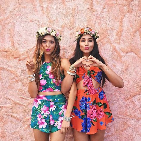 Floral Twinning  with my festival bff @thefashionisha wearing @showmeyourmumu from @lotuslook and flower crowns from @petitepetalco . Tag your twin  ! #thelotuslook #showmeyourmumu #mumufestival #petitepetal #twinsies #coachella Outfit Ideas Best Friends, Hawaiian Outfit Ideas, Luau Party Outfit, Hawaiian Party Outfit, Havana Nights Party, Luau Outfits, Outfit Ideas Beach, Pool Outfits, Party Outfit Ideas