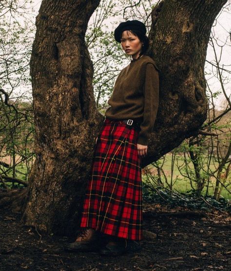 Granny Chic Fashion, Scottish Skirt, Le Kilt, Kilt Outfits, Winter Skirt Outfit, Over 50 Womens Fashion, Layering Outfits, Knitting Inspiration, Kilt