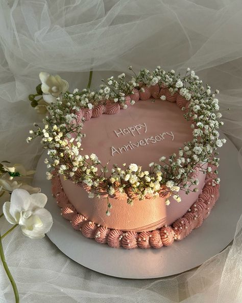 💗 Anniversary Gift Ideas For Mom And Dad, Aesthetic Anniversary Cake, Anniversary Cakes For Parents, Marriage Anniversary Cake Design, Unique Anniversary Cake Designs, Cakes For Anniversary, Anniversary Cake Aesthetic, Happy Anniversary Mom Dad, Happy Marriage Anniversary Cake