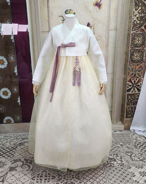 Korean Princess, Dress Korea, Korean Traditional Dress, Korean Traditional, Skirt Length, Princess Dress, Pretty Jewellery, Traditional Dresses, Traditional Outfits