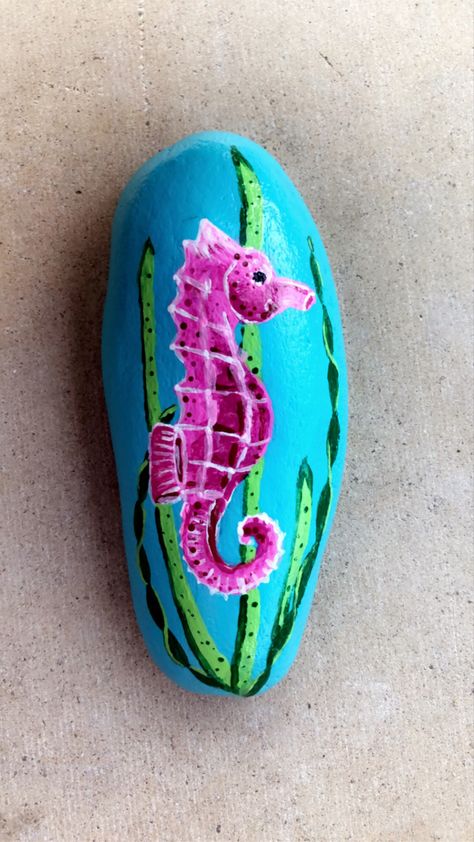 Under The Sea Rock Painting, Rock Painting Fish, Seahorse Painting, Starfish Painting, Dolphin Painting, Seahorse Art, Mandala Rock Art, Painted Shells, Rock Painting Ideas Easy