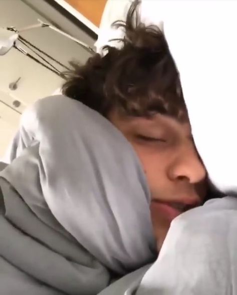 He is still cute when is sleeping!!! AWWWWWWWWWW like a puppy sleeping! Guys Sleeping, Noah Centineo Peter Kavinsky, Noah Centenio, Peter And Lara Jean, Sleeping Guys, Puppy Sleeping, Peter Kavinsky, Peter K, Noah Centineo