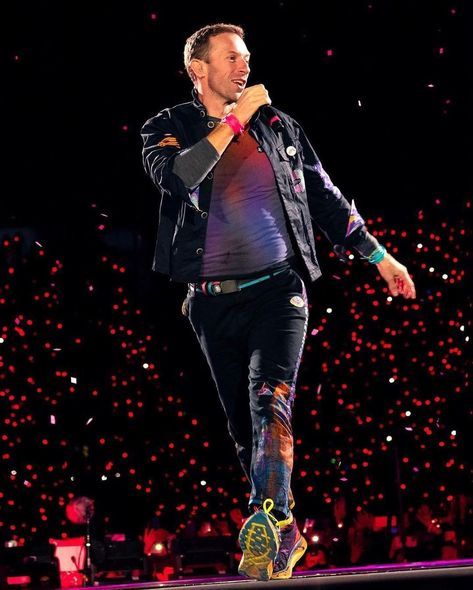 Coldplay Coldplay Singer, Bands Pictures, Coldplay Chris, Chris Martin Coldplay, Chris Martin, All About Music, Famous Men, Coldplay, Jersey Design