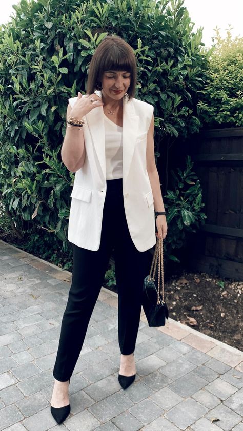 Lizzi | UK Content Creator’s Instagram video: “L A S T N I G H T’S L O O K🤍🖤 Love a monochrome vibe for an evening out, the white sleeveless jacket is a great spring or summer…” How To Style White Blazer Work Outfits, White Sleeveless Blazer Outfit, White Blazer Outfit Work, White Blazer Work, Sleeveless Vest Outfit, Sleeveless Blazer Outfit, White Vest Outfit, White Blazer Outfits, Blazer Outfits Casual