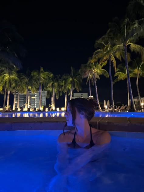 Pool Poses At Night, Night Pool Photos, Nighttime Pool Pics, Night Pool Poses Photo Ideas, Night Swimming Pool Photoshoot, Night Time Pool Pictures, Pool Photoshoot Ideas Instagram, Pool Picture Ideas Instagram Night, Hot Tub Pictures Poses Night