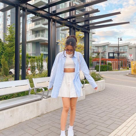 Outfit With White Tennis Skirt, Athletic Outfits Skirt, Tennis Skirt White Outfit, Tennis Skirt With Button Up Shirt, Tennis White Skirt Outfit, Japan Aesthetic Outfit Summer, Japan Skirt Outfit, Styling A White Skirt, Ootd Mini Skirt