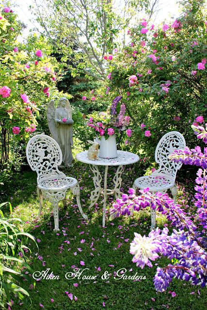 Aiken House & Gardens: Romantic Rose Garden Rose Garden Landscape, Funny Vine, Garden Nook, Shabby Chic Garden, Cottage Garden Design, House Gardens, Longwood Gardens, English Cottage Garden, Romantic Garden