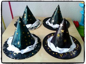 chapeaux de sorciers et sorcières en assiette en carton, bricolage halloween, enfant Halloween Plates Diy, Halloween Bricolage, Bricolage Halloween, Halloween 2016, Theme Halloween, Halloween 2, Halloween Deco, Halloween 2019, Halloween 2020