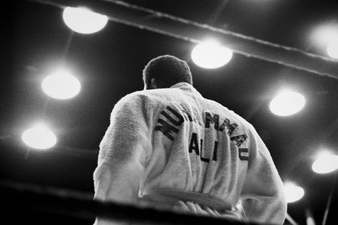 50 Unforgettable Photos of Muhammad Ali American Boxer, محمد علي, Mohamed Ali, Boxing Ring, Muhammed Ali, Mohammed Ali, Float Like A Butterfly, Manny Pacquiao, Diane Keaton