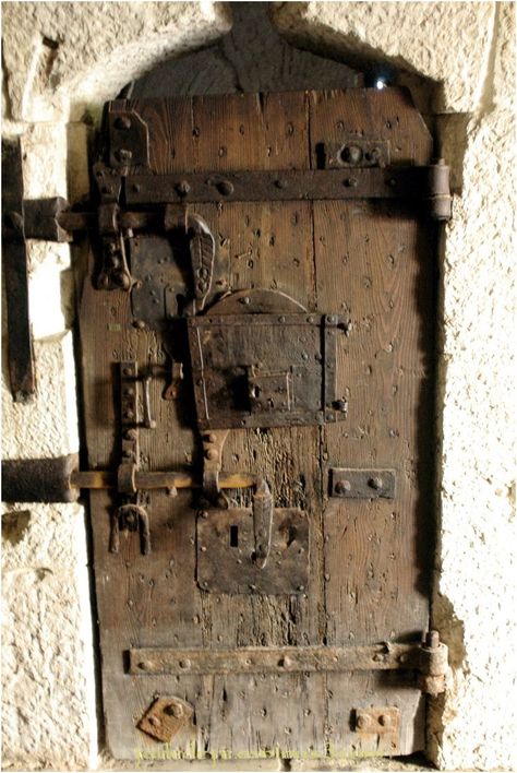 Venise, porte de prison Medieval Door, Castle Doors, Scarlet Letter, Vintage Doors, Cool Doors, Rustic Doors, Antique Doors, Old Doors, Door Furniture