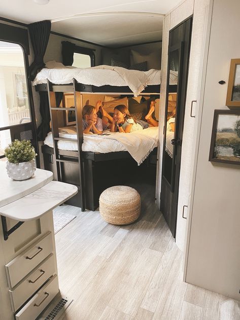 Outdoor Camper Decor, Camper Bathroom Decor, Trailer Renovation Ideas, Airstream Glamping, Travel Trailer Renovation, Camper Bedroom, Small Travel Trailer Remodel, Rv Porch, Trailer Inspiration