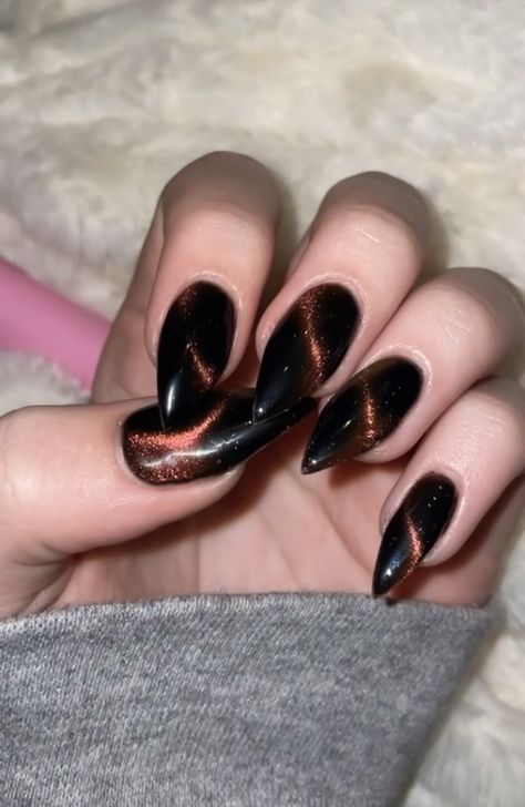 Black And Orange Cat Eye Nails, Stiletto Cat Eye Nails, Black Cat Eye Nail Ideas, Black Cats Eye Nails, Fall Nails Stilleto Shape, Almond Shape Halloween Nails, Cat Eye Nails Black, Orange Cat Eye Nails, Black Cat Eye Nails Design