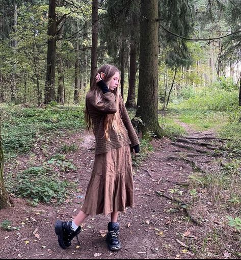 Dark fairy core Forest Girl Outfit, Dark Fairy Core Outfits, Forestcore Outfit, Grunge Fairy Aesthetic, Fit Poses, Dark Fairy Core, Fairy Core Outfits, Epic Outfits, Nature Fairy