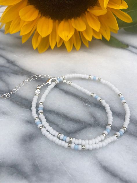 Cute Summer Jewelry With Beaded Chain, White Beaded Bracelets For Summer, Handmade White Summer Bracelets, White Handmade Summer Jewelry, Trendy White Beaded Bracelets For Summer, Cute Summer Bracelet Ideas, Summer Necklace Diy, Summer Necklace Ideas, Braided Bracelet Diy