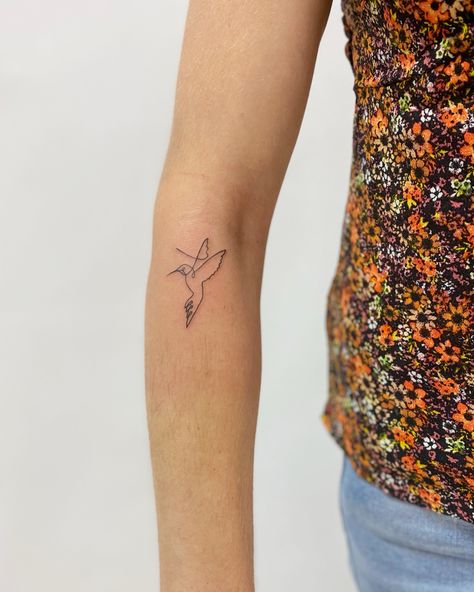 Single Bird Tattoo, Humming Bird Line Tattoo, Humming Bird Fine Line Tattoo, Humming Bird Tattoos, Bird Ankle Tattoo, Nightingale Tattoo, Tattoo Tiny, Cowboy Tattoos, Single Line Tattoo