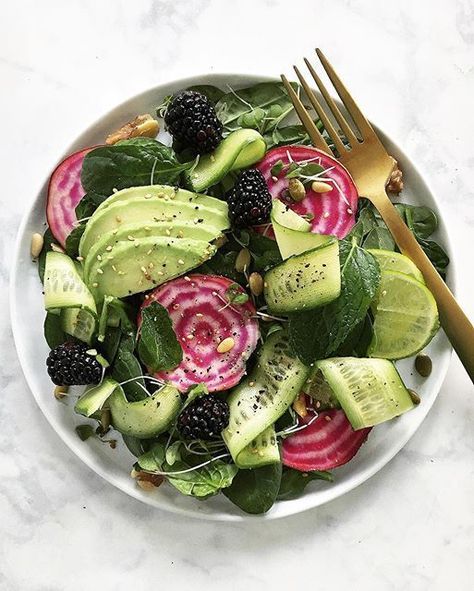 Avocado + Beet + Berry Salad. Real food is beautiful and a key step to vibrant health. If there's… Blackberry Salad, Berry Salad, Baby Kale, Fresh Salads, Beautiful Food, Real Food, Pretty Food, Papaya, Kale