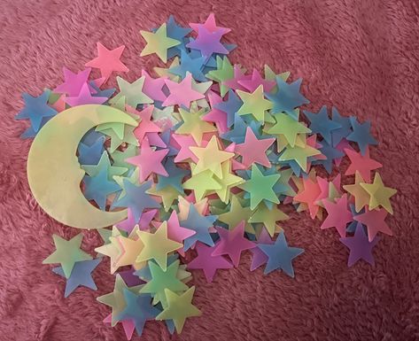 Glow In Dark Stars Ceilings, Glow Stars Aesthetic, Glow Stars Ideas Bedrooms, Glow In The Dark Asthetics, Glow In The Dark Ceiling Stars, Glow Stars On Ceiling, Star Room Ideas, Glow In The Dark Stars Aesthetic, Glow In The Dark Stars Bedroom