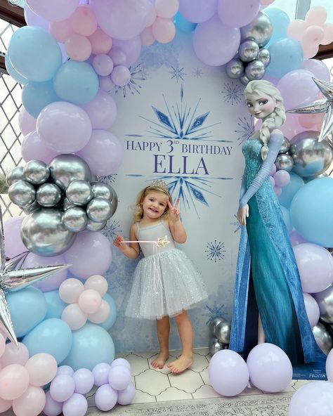 Frozen Birthday Party Backdrop Ideas, Frozen Back Drop Ideas, Frozen Backdrop Birthday, Elsa Birthday Backdrop, Elsa Backdrop Frozen Theme, Frozen Birthday Party Balloons, Frozen Party Balloons, Elsa Birthday Theme Decoration, Frozen Birthday Photoshoot