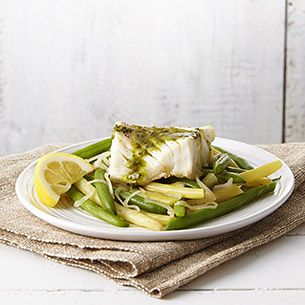 Poached Cod & Green Beans with Pesto Poached Cod, Easy Fish Recipes, Fresh Green Beans, Healthy Fish, Pesto Recipe, Idee Pasto Sano, Iron Skillet, Seafood Dishes, Food Network