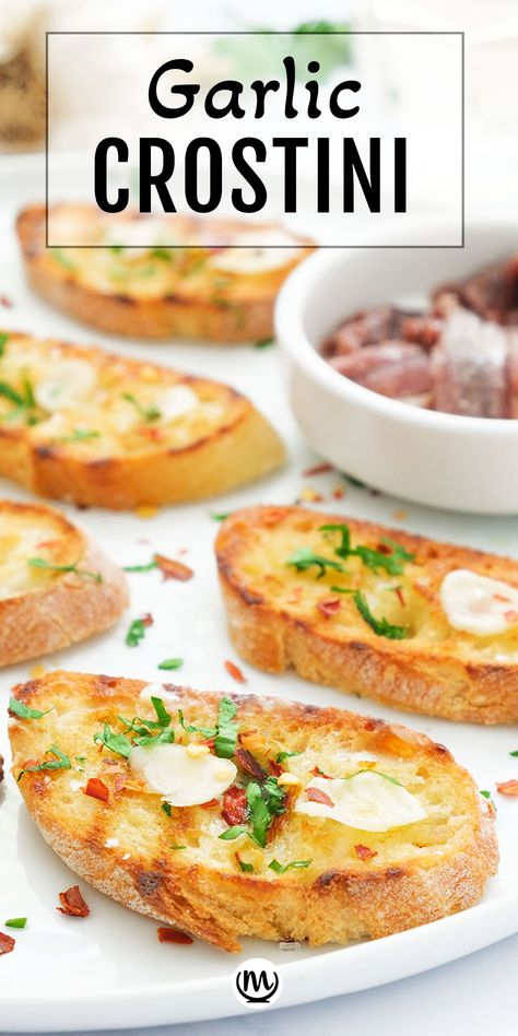 Garlic crostini on a white background. Crustini Appetizers Garlic, Pizza Crostini, Vegan Crostini, Easy Crostini, Garlic Crostini, Easy And Cheap Dinner Recipes, Bruschetta Pizza, Light Foods, Pizza Easy