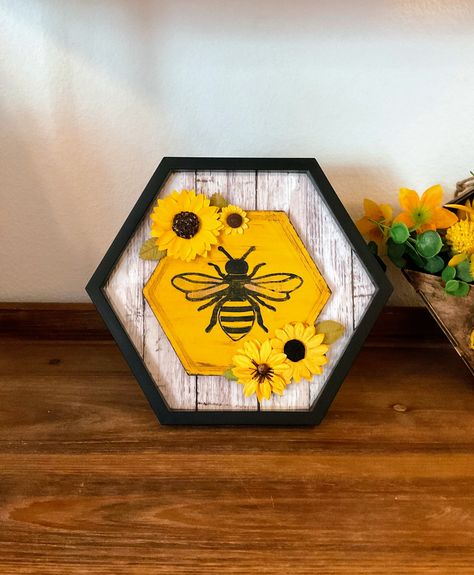 Diy Bee Wall Decor, Bee Wood Crafts, Dollar Tree Bee Crafts, Diy Bee Decorations, Bee Crafts For Adults Diy, Honey Crafts, Bee Projects, Bumble Bee Decor, Bumblebee Decor