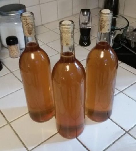 A simple beginner's recipe to make an Apple Cyser mead. Apple Cider Mead Recipe, Cyser Mead Recipe, Apple Mead Recipe, Cyser Recipe, Mead Wine Recipes, Mead Brewing, Fermented Soda, Mead Recipes, Mead Making