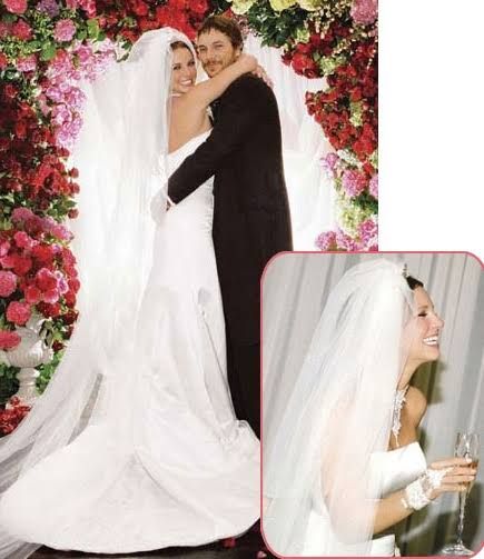 Britney Spears wed Kevin Federline in a Monique Lhuillier white fitted dress with gloves and a beaded neckpiece. Britney Spears Wedding, Kevin Federline, Celebrity Wedding Photos, Monique Lhuillier Wedding Dress, Disney Princess Wedding, White Fitted Dress, Dress With Gloves, Hollywood Couples, Britney Jean