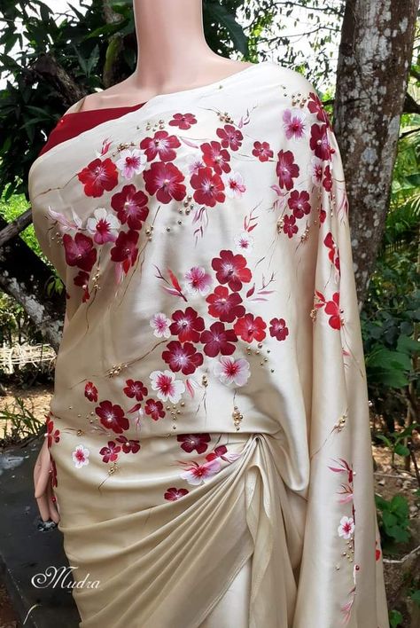 Silk Saree Painting Designs, Hand Painted Sari, Fabric Painting On Sarees Design, Hand Painted Sarees Design Silk, Hand Painting Saree Design, Kapde Designs, Fabric Painting On Saree, Light Saree, Painting Dress