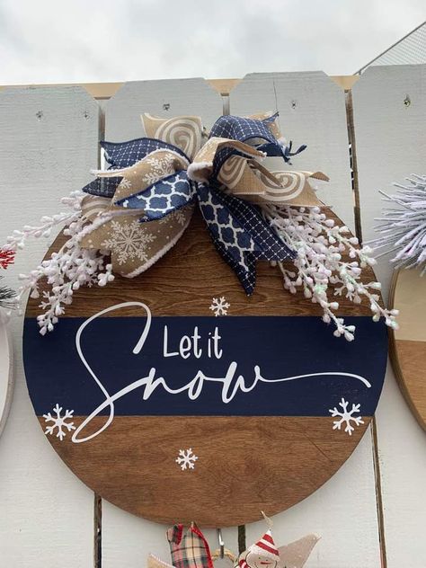 Diy Christmas Decorations For Home, Outside Christmas Decorations, Ideas Navideñas, Door Signs Diy, Christmas Porch Decor, Diy Christmas Decorations Easy, Christmas Signs Wood, Christmas Crafts For Gifts, Christmas Door Hanger