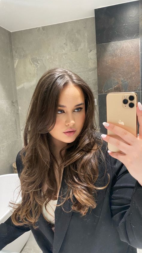 brunette girl, curtain bangs mirror bathroom selfie Curtan Bang Long Hair, Curtan Bang, Curtain Bangs Long Hair Brunette, Curtain Bangs Brunette, Brunette Curtain Bangs, Bang Inspo, Wavy Layered Hair, Hair Refresh, Brown Wavy Hair