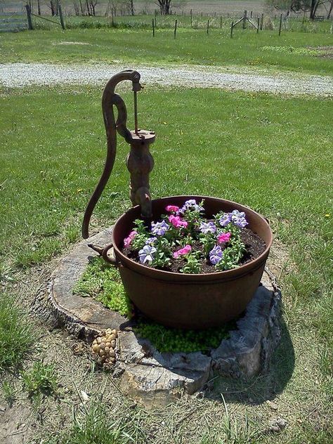 pretty Garden Water Pump, Old Water Pumps, Ideas Jardin, Chicken Waterer, Flea Market Gardening, Vintage Pumps, Rustic Western Decor, Meditation Garden, Corner Garden