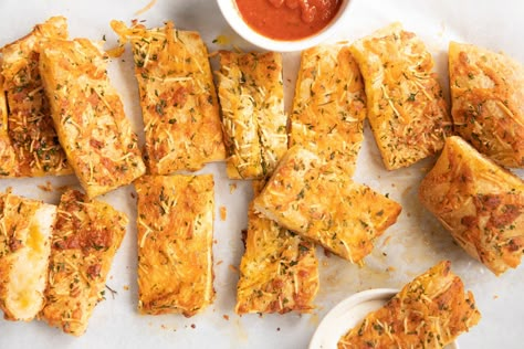 How to Make Domino's Cheesy Bread at Home Cheesy Bread Recipe, Stuffed Bread, Savory Breads, Bread Ideas, Taste Of Home Recipes, Party Appetizers Easy, Cheesy Bread, Homemade Ranch, Bread Ingredients