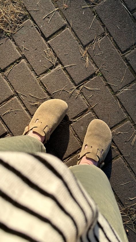 #ootd #ootdfashion #fashion #streetstyle #style #stylish #styleblogger #styleideas #outfits #outfitideas #lookoftheday Birkenstock Boston Taupe, Boston Taupe, Pink Socks, Birkenstock Boston, Ootd Fashion, Birkenstock, Style Me, Boston, Fashion Blogger