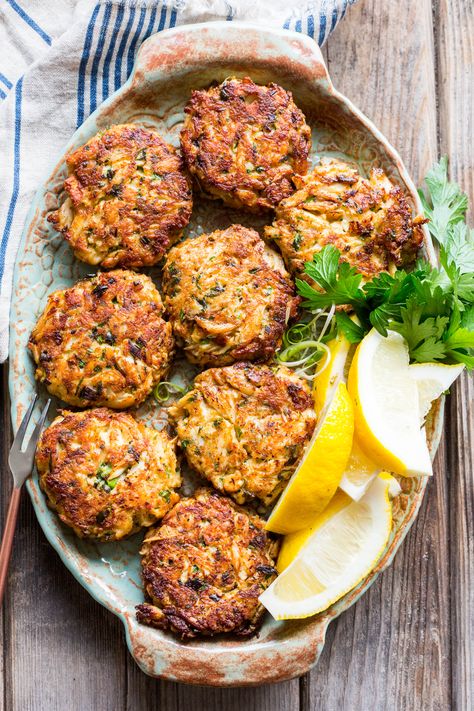 This recipe for authentic Maryland Crab Cakes uses only a touch of Old Bay seasoning and just enough "filler" to hold them together. Old Bay Crab Cakes, Maryland Style Crab Cakes, Crab Cakes Easy, Lump Crab Cakes, Maryland Crab Cakes, Crab Cake Recipes, Maryland Crabs, Crab Cake Recipe, Delicious Seafood Recipes