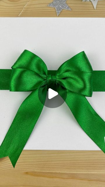 Diy Bows From Ribbon, Beautiful Bows How To Make, Bow With Ribbon Diy Gift Wrapping, Package Bows Diy Simple, Simple Bows For Presents, Diy Present Bows Ribbon, Satin Ribbon Bow Gift Wrapping, Creative Bows For Gifts, Ribbon Bow For Gifts