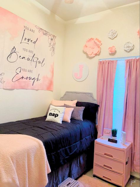 College Dorm Pink, Black Dorm Room, Pink College Dorm, Dorm Room Pink, Dorm Pink, Pink Dorm Room Decor, Dorm Room Themes, Dorm Room Inspo, Pink Dorm Rooms